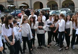 I ragazzi del coro Voci bianche del conservatorio di Alessandria e, sullo sfondo, alcuni dei componenti degli altri due cori invitati, mentre entrano nella chiesa della Rossa per il concerto di chiusura del concorso